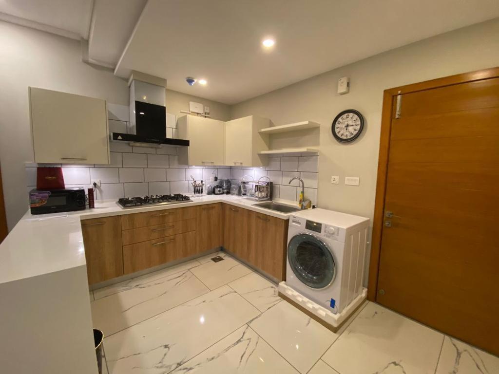 De-Meridian Luxury Apartments Rawalpindi Esterno foto